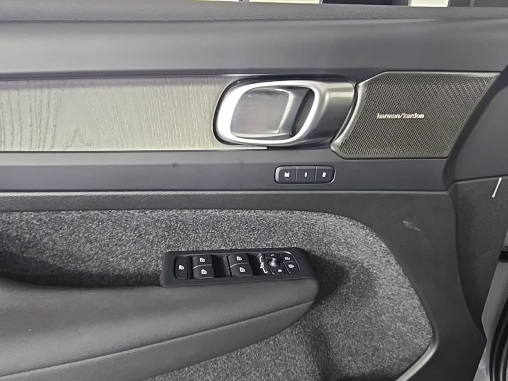 Certified 2025 Volvo XC40 B5 Plus AWD/4WD image 24