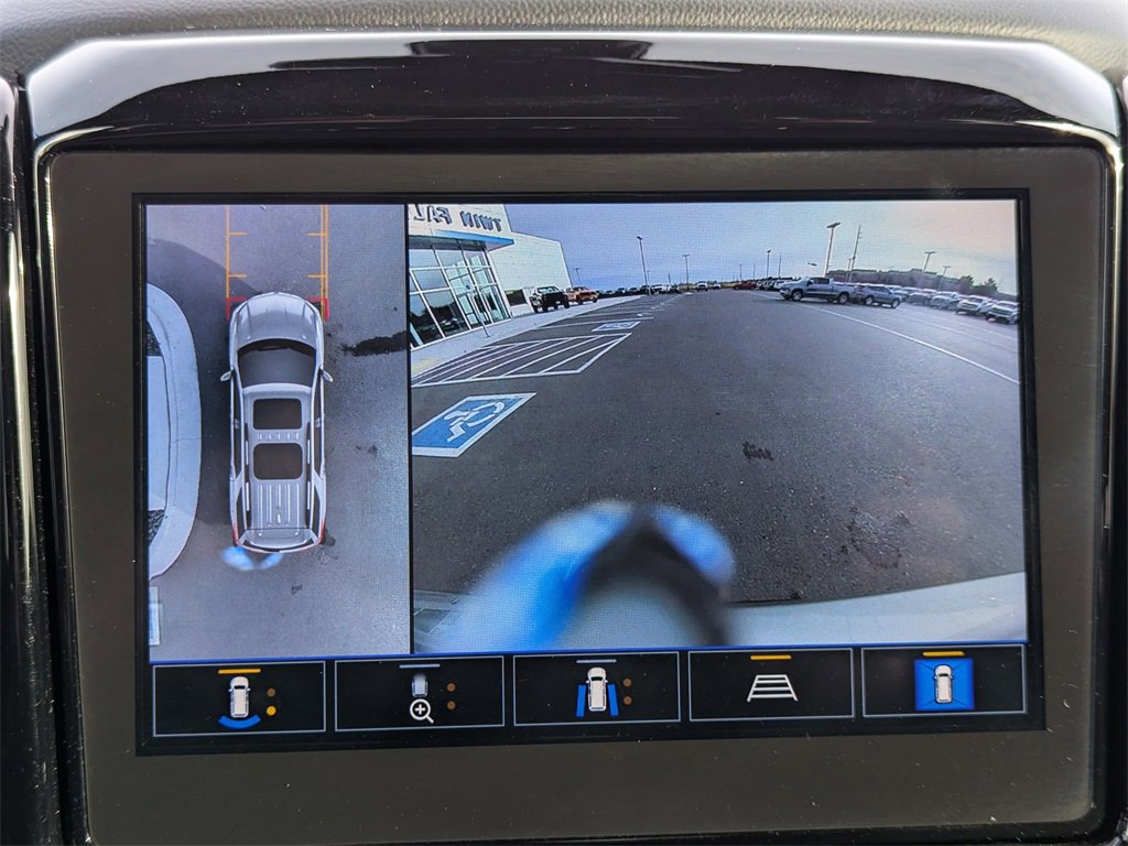 Used 2023 Chevrolet Traverse LT w/ Rear Camera Mirror Package image 24
