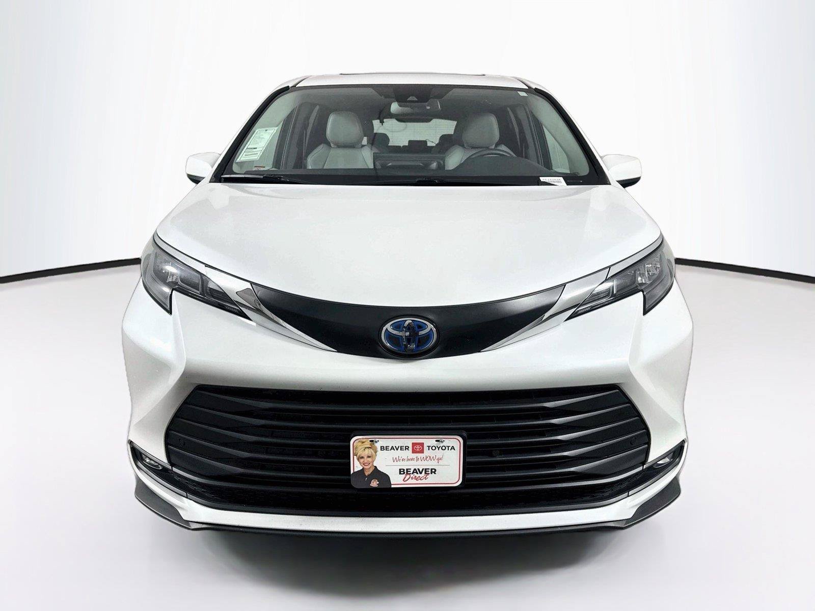 Certified 2025 Toyota Sienna XLE FWD image 9