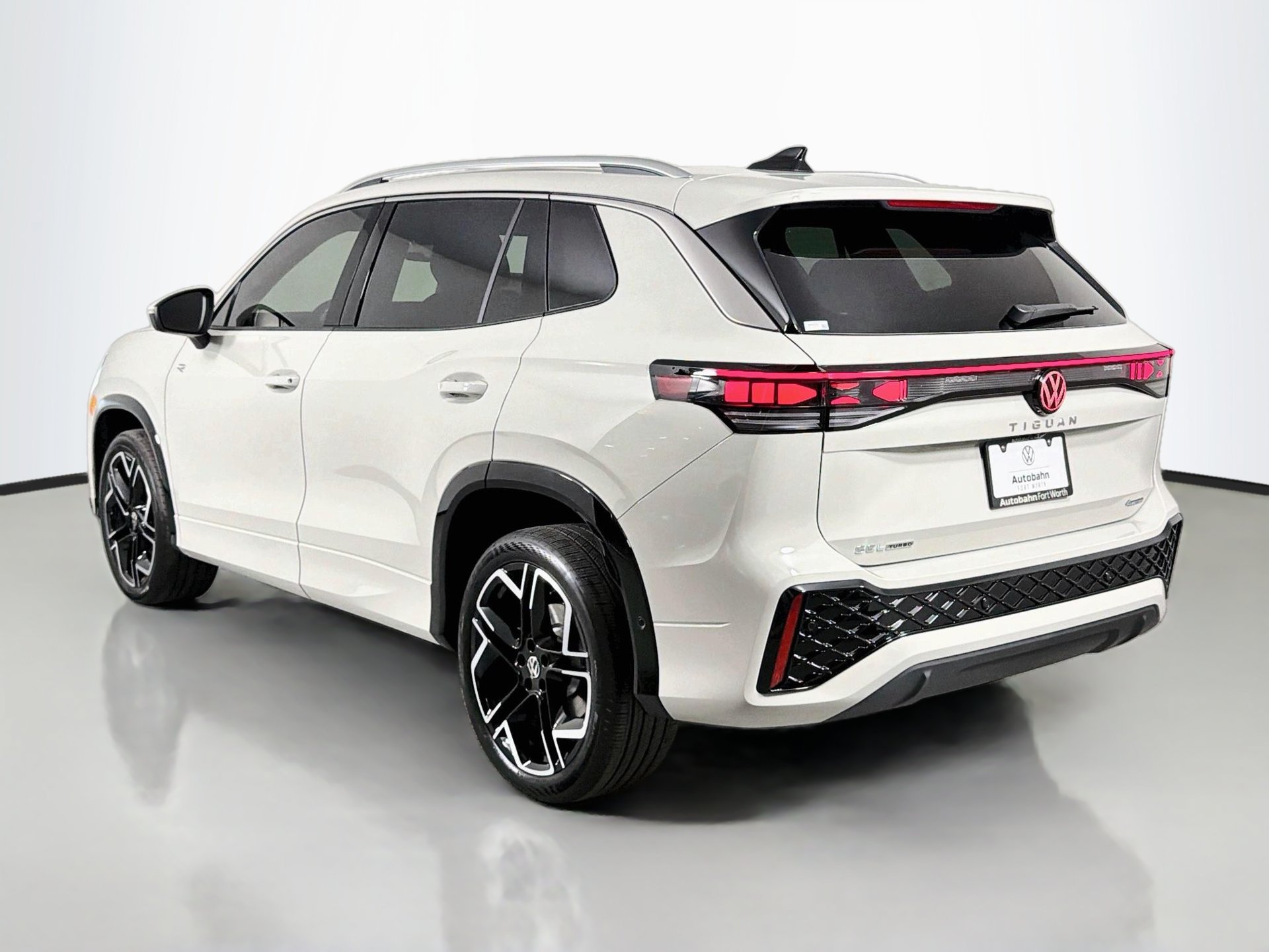 New 2027 Volkswagen Tiguan SEL R-Line AWD/4WD image 7