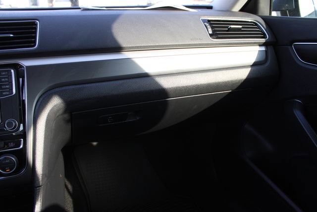 Used 2017 Volkswagen Passat 1.8T R-Line image 20