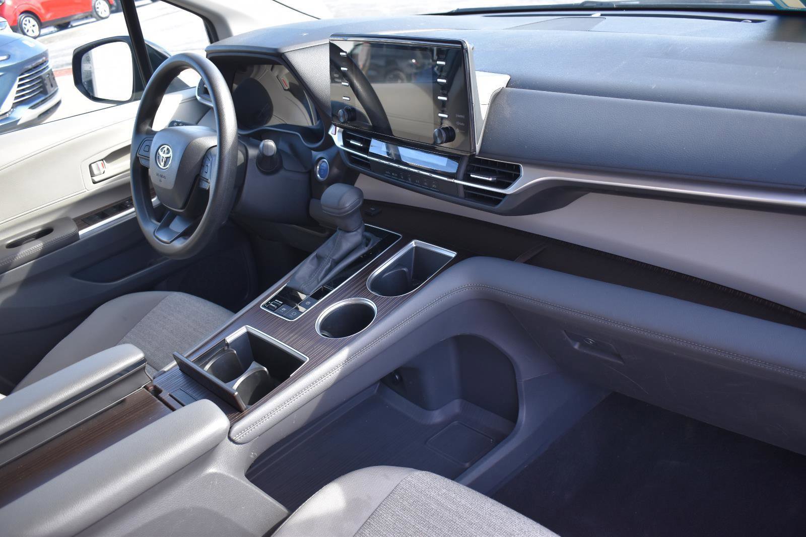 Used 2024 Toyota Sienna LE image 11
