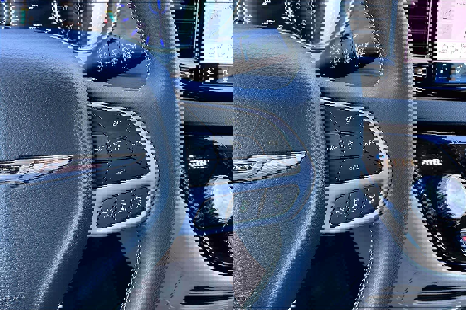 Used 2023 Chrysler Pacifica Touring-L image 24