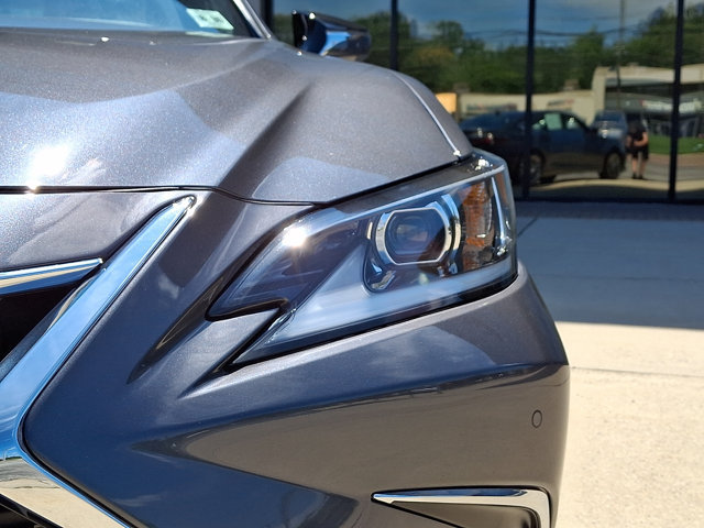 Used 2025 Lexus ES 300h w/ Luxury Package FWD image 9