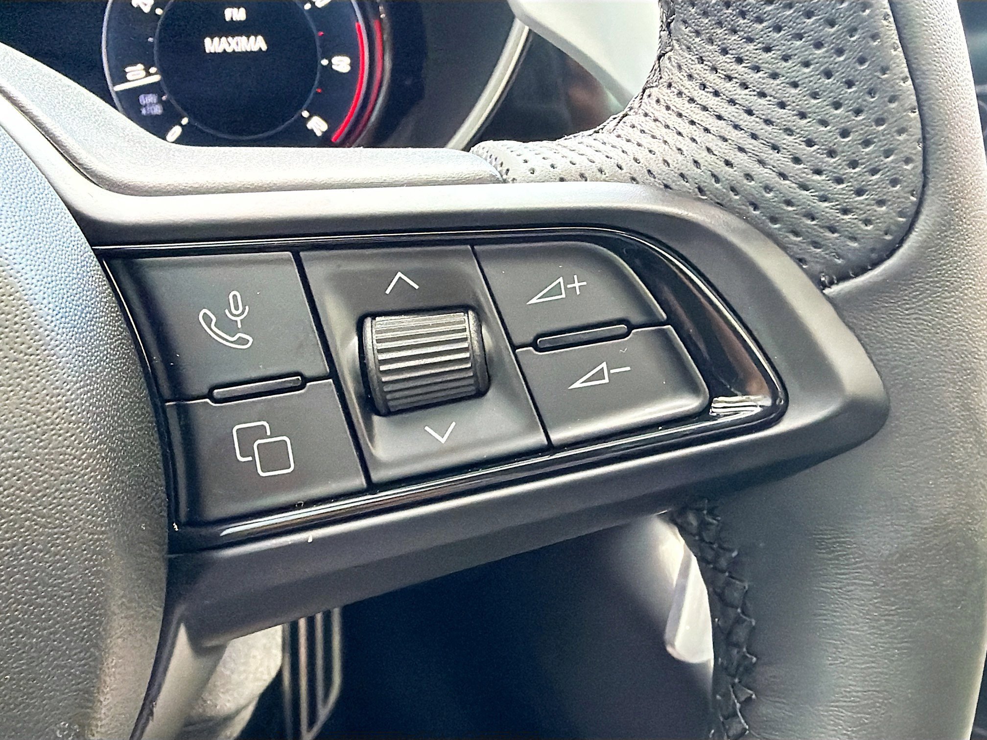 Used 2025 Alfa Romeo Giulia AWD w/ Driving Assist Package image 38