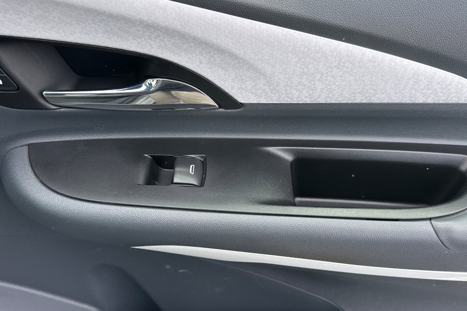 Used 2019 Chevrolet Bolt Premier w/ Infotainment Package image 22