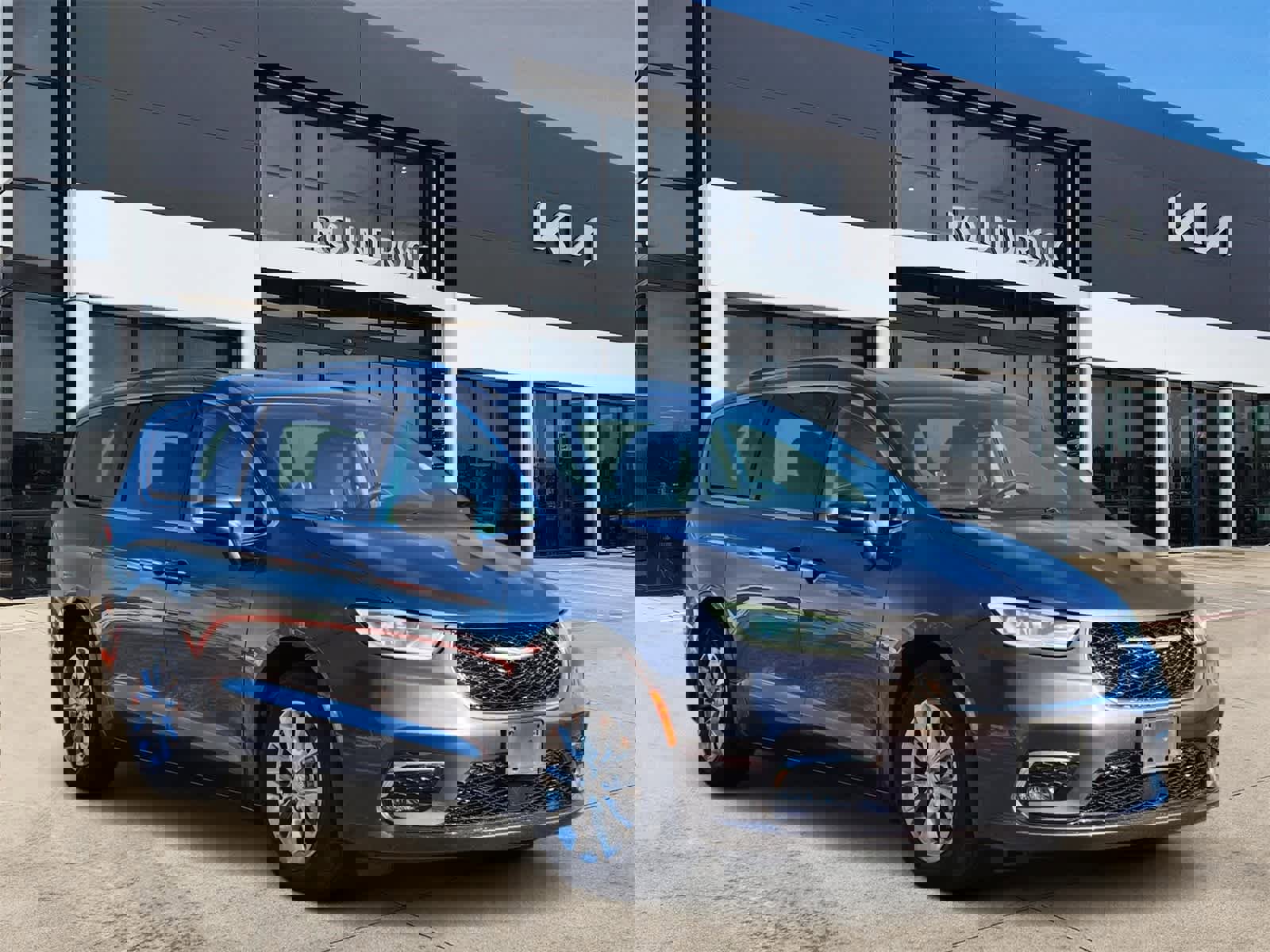 Used 2021 Chrysler Pacifica Touring-L image 3