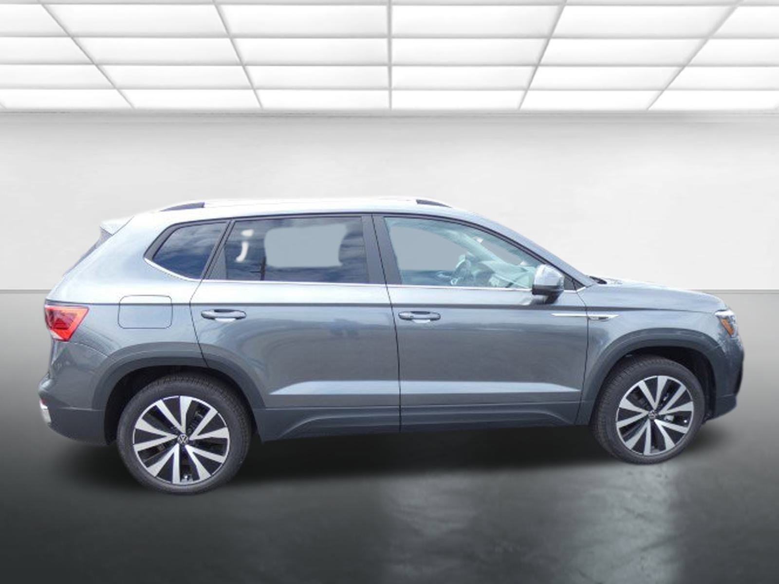 New 2024 Volkswagen Taos SE image 3