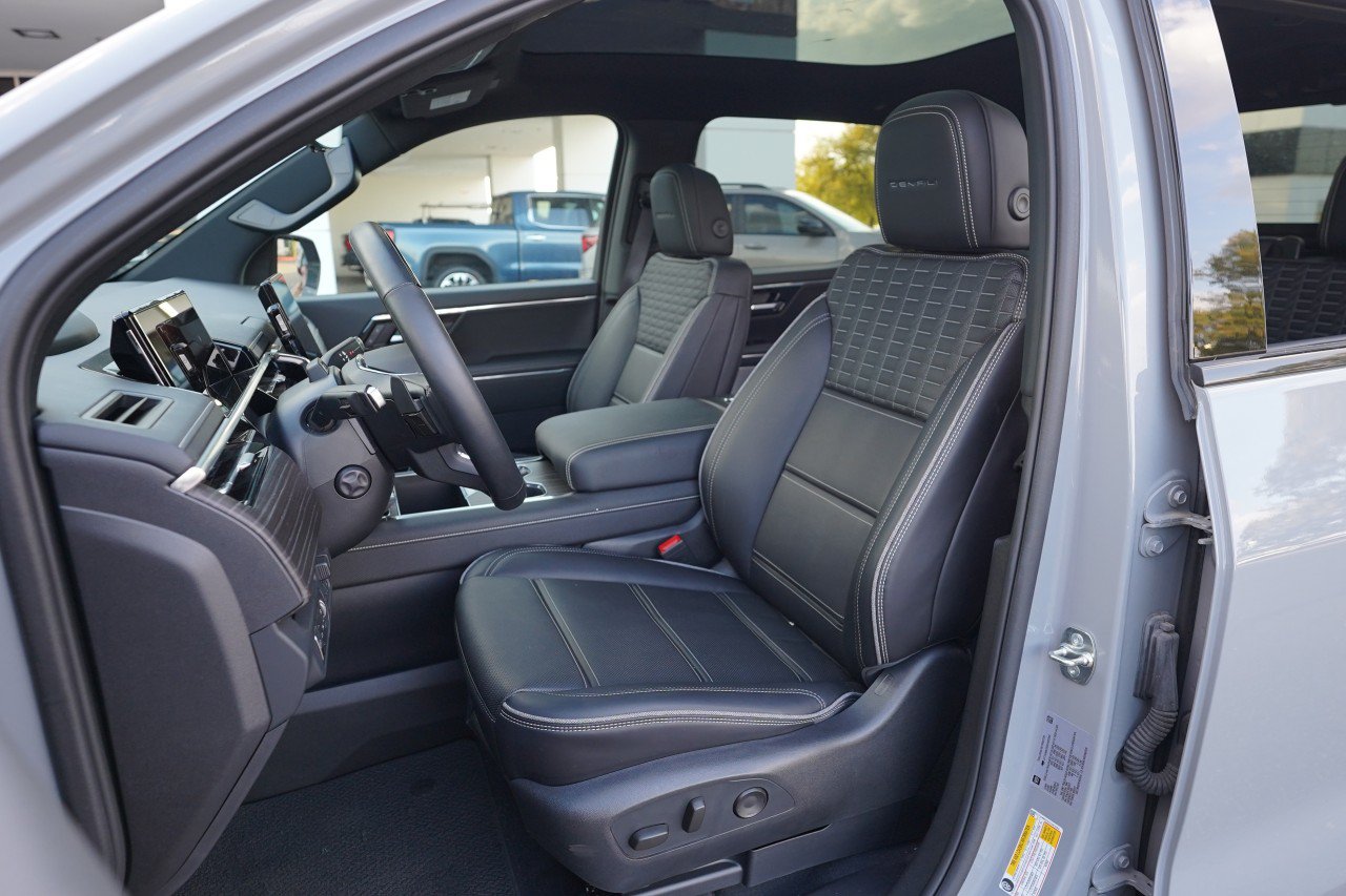 Used 2025 GMC Sierra EV Denali AWD/4WD image 18