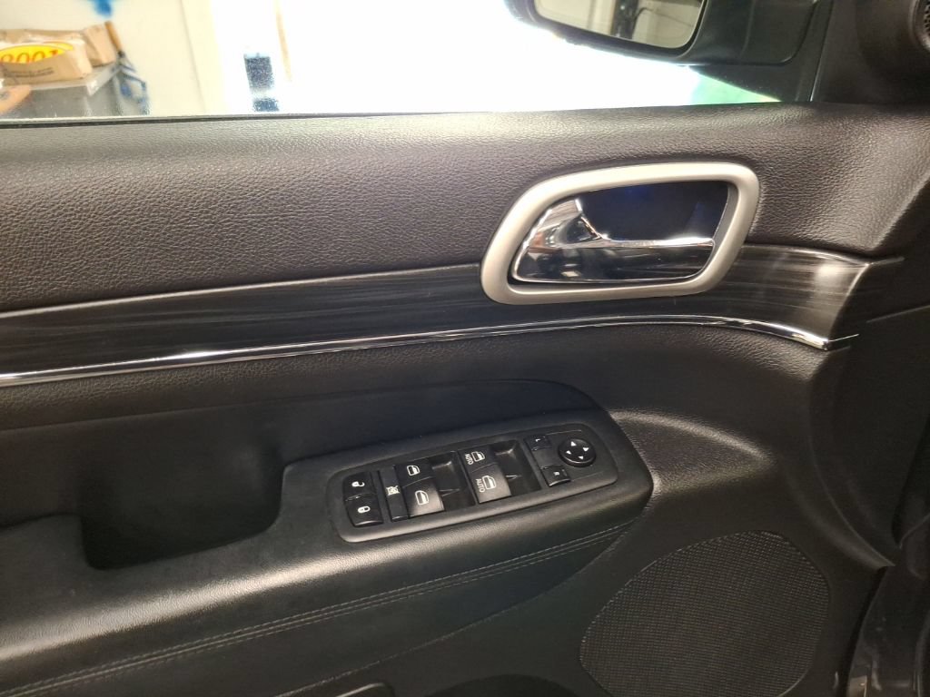 Used 2020 Jeep Grand Cherokee Limited AWD/4WD image 15