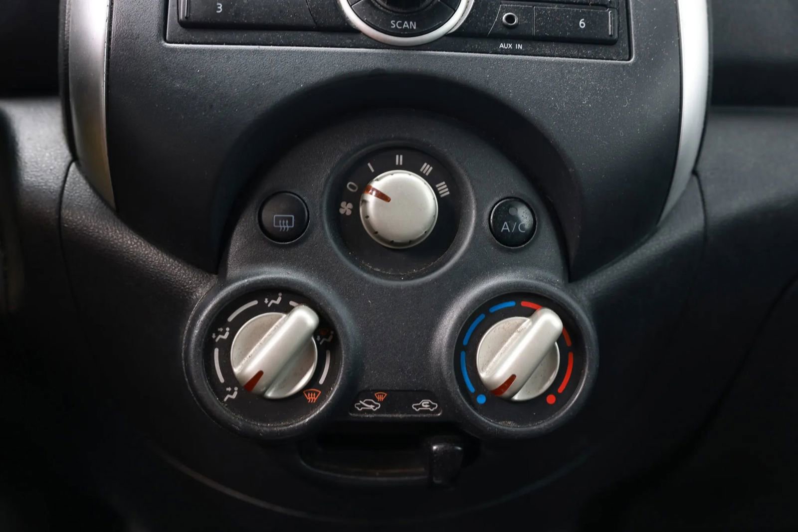 Used 2014 Nissan Versa SV image 30