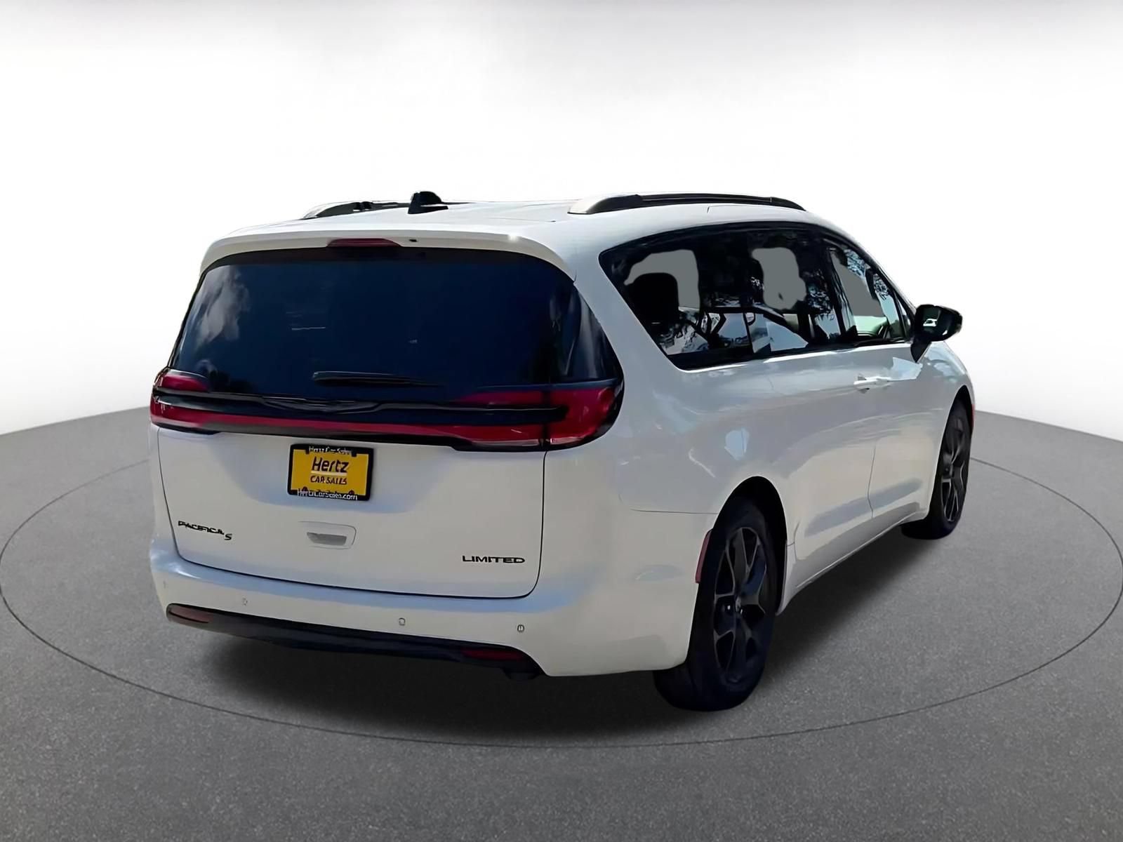 Used 2025 Chrysler Pacifica Limited FWD image 13