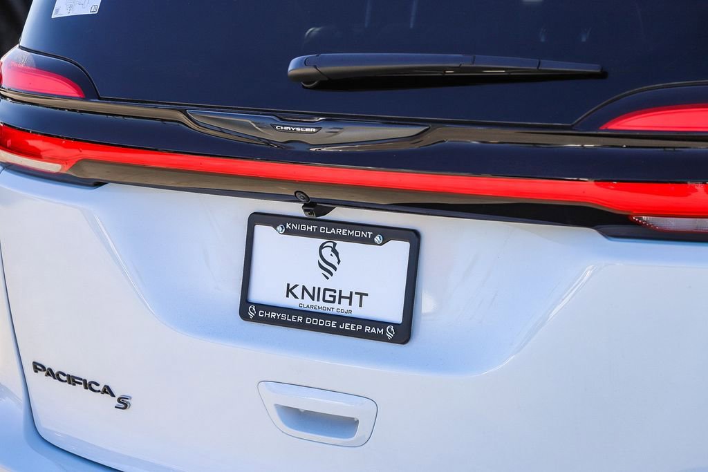 New 2026 Chrysler Pacifica Limited image 10