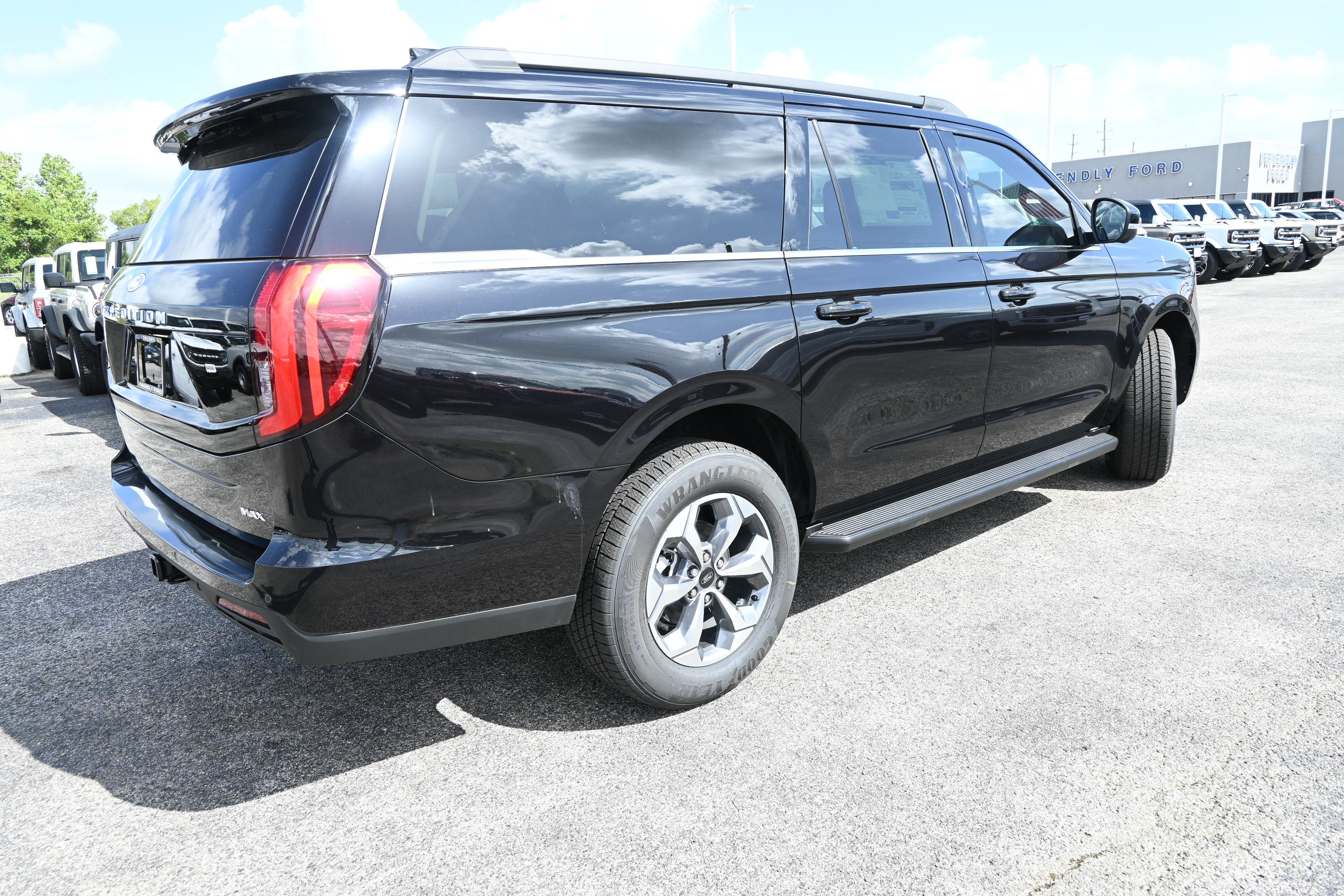 New 2027 Ford Expedition Max Active RWD image 3