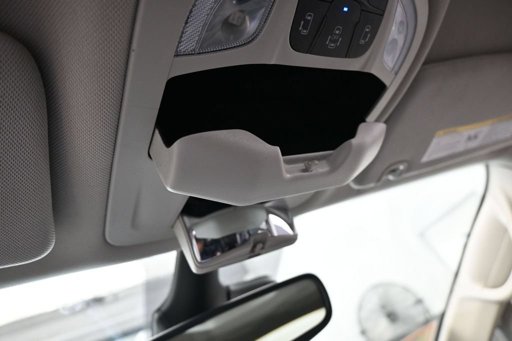 Used 2023 Chrysler Pacifica Touring-L FWD image 29