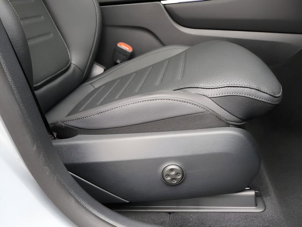 Certified 2025 Mercedes-Benz GLC 300 4MATIC image 13