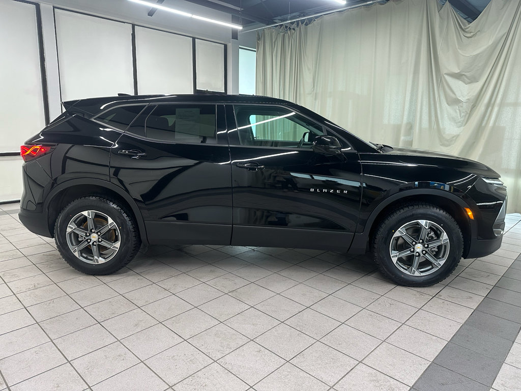 Certified 2025 Chevrolet Blazer LT AWD/4WD image 3