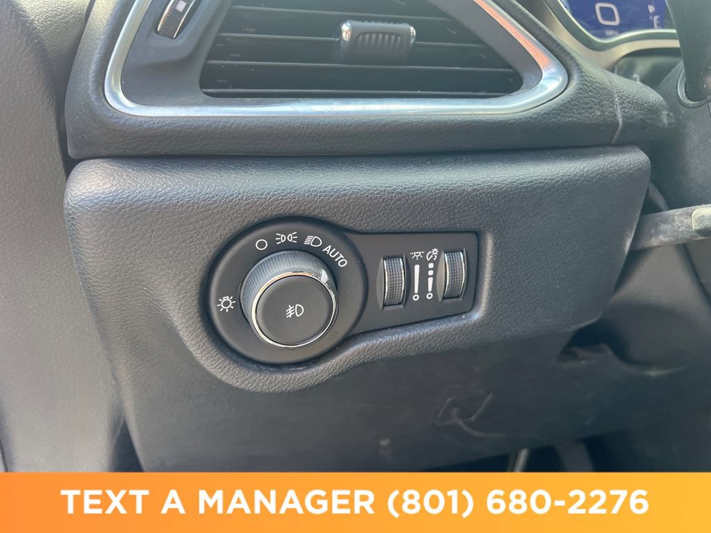 Used 2019 Chrysler Pacifica Touring-L FWD image 28