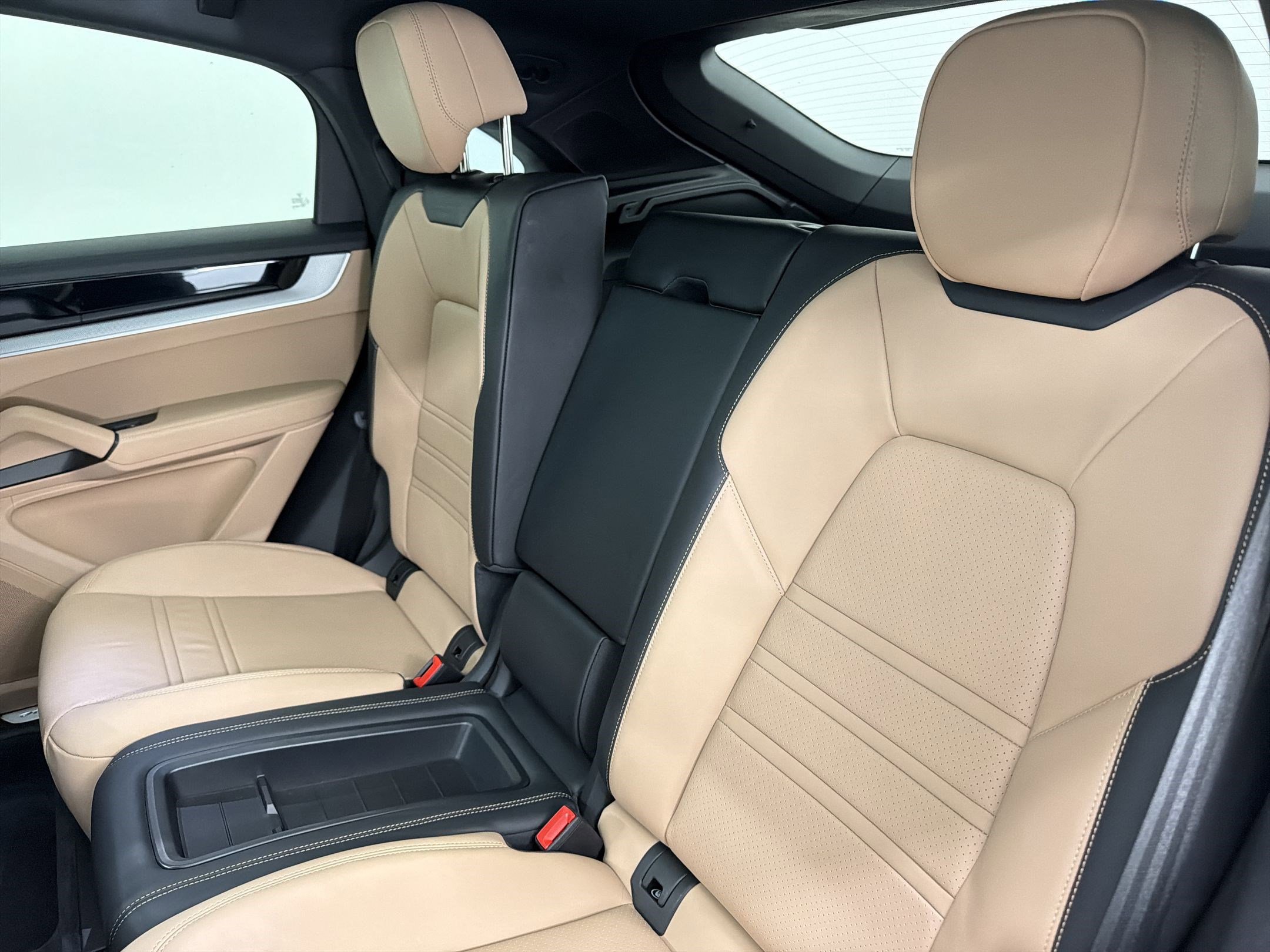 Certified 2024 Porsche Cayenne Coupe AWD/4WD image 25