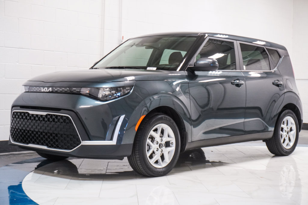 Used 2025 Kia Soul LX w/ LX Technology Package FWD image 4