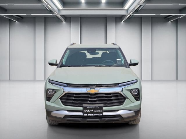 Used 2025 Chevrolet TrailBlazer LT AWD/4WD image 2