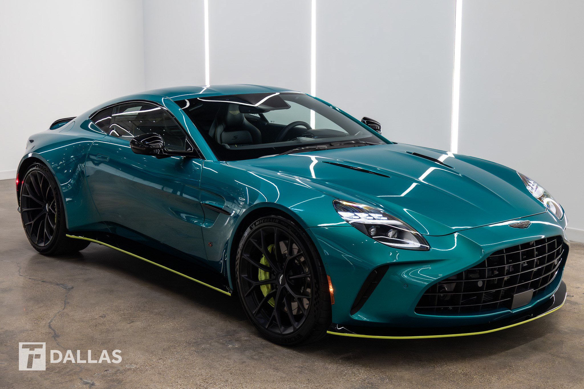 Used 2026 Aston Martin V8 Vantage S RWD image 18
