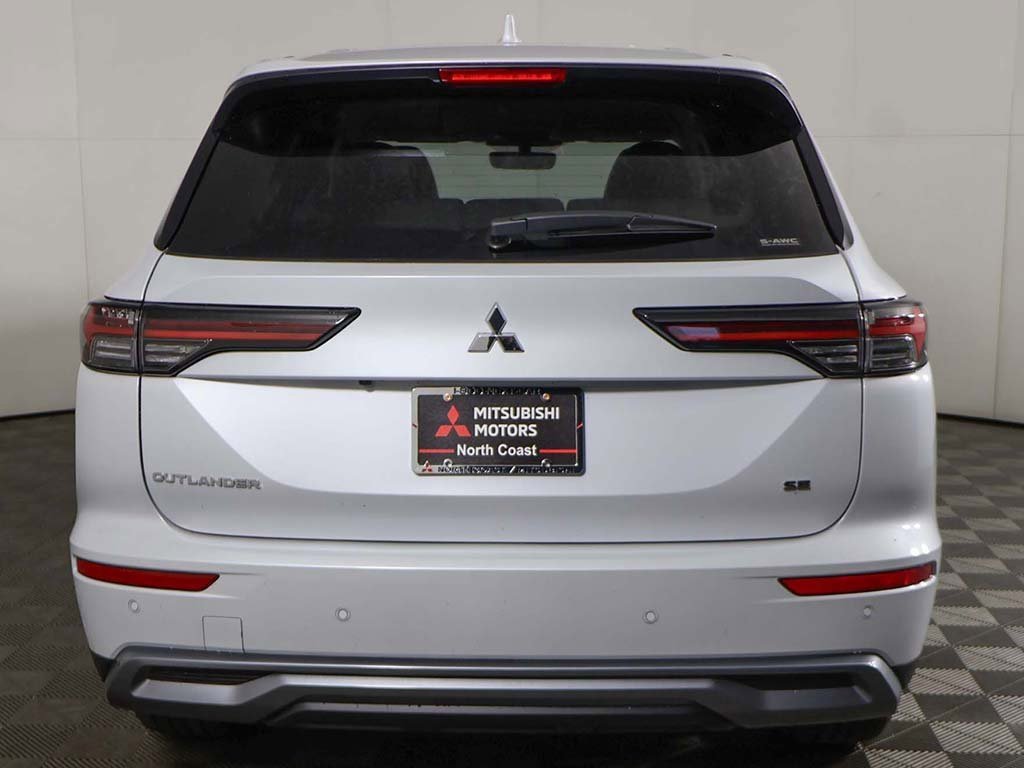 New 2025 Mitsubishi Outlander SE image 14