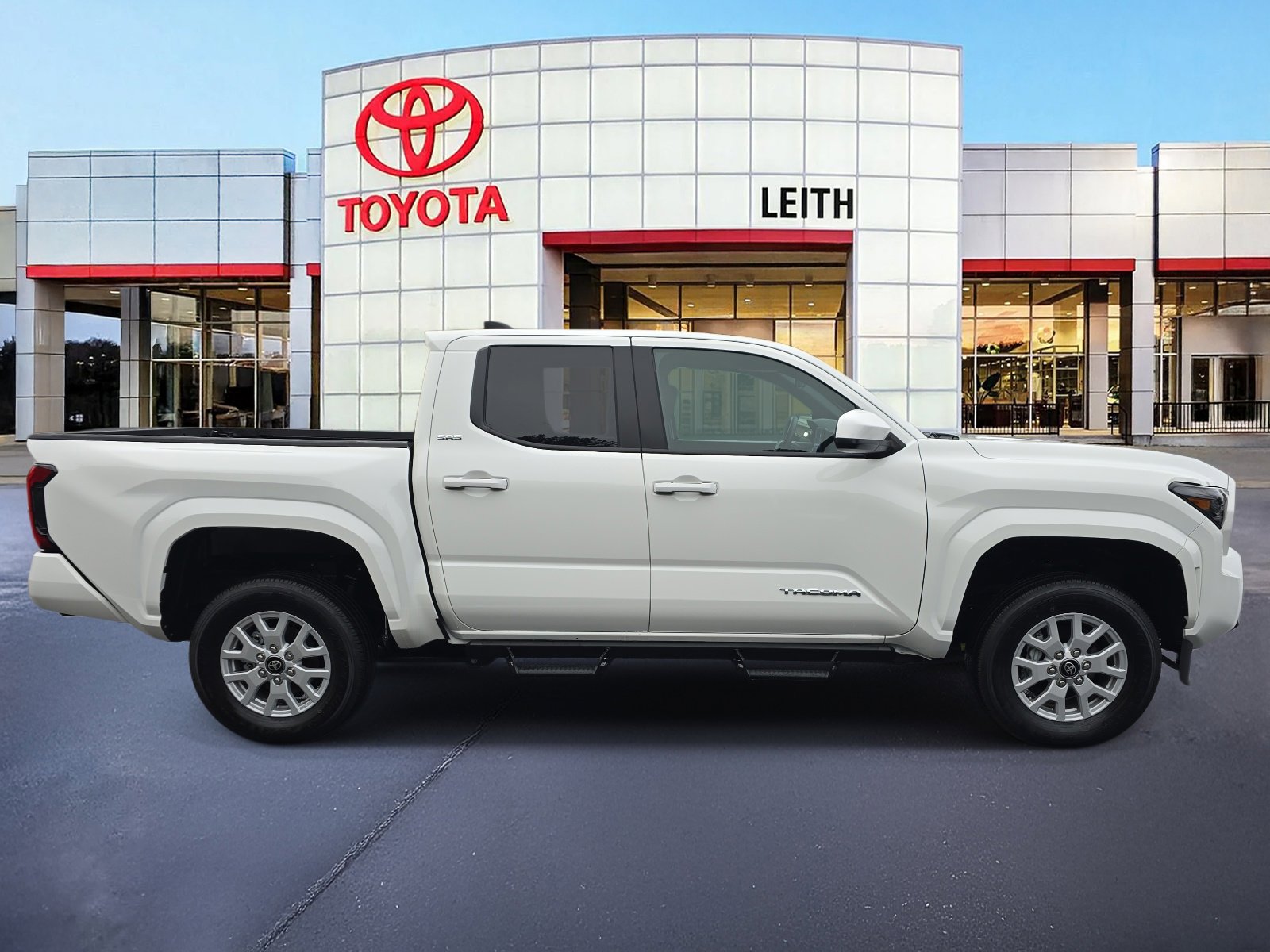 Used 2025 Toyota Tacoma SR5 image 4