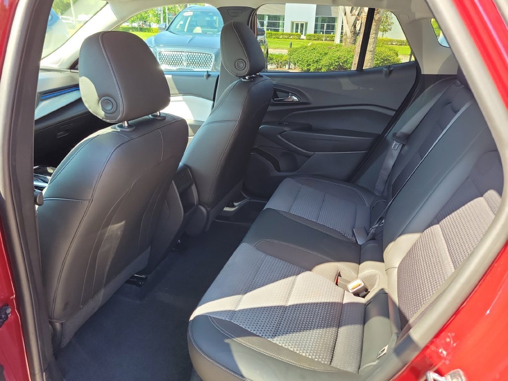 Used 2025 Chevrolet Trax LT w/ LT Convenience Package FWD image 23