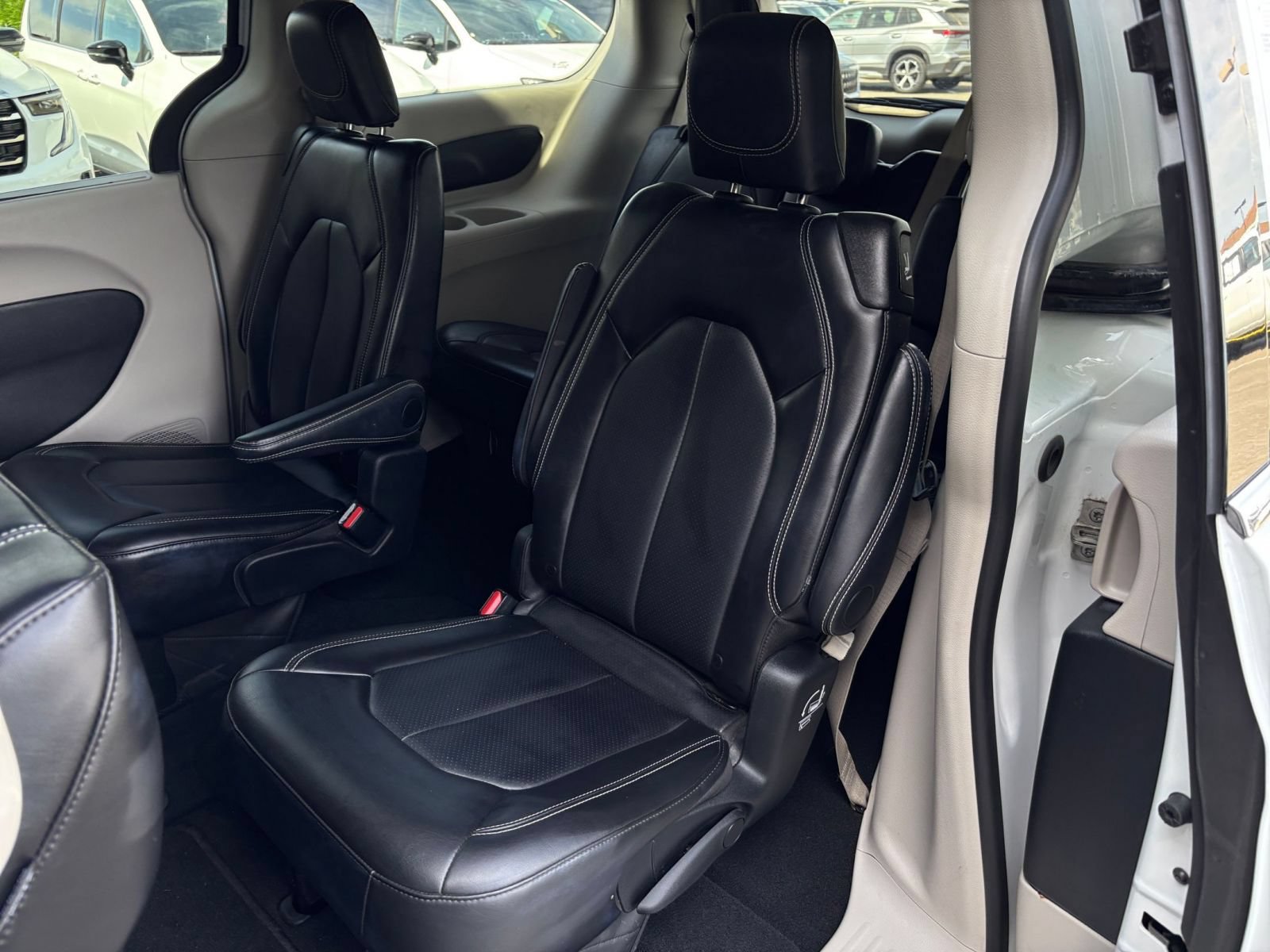 Used 2024 Chrysler Pacifica Touring-L FWD image 39