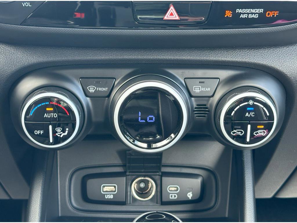 Used 2024 Hyundai Venue Limited image 15