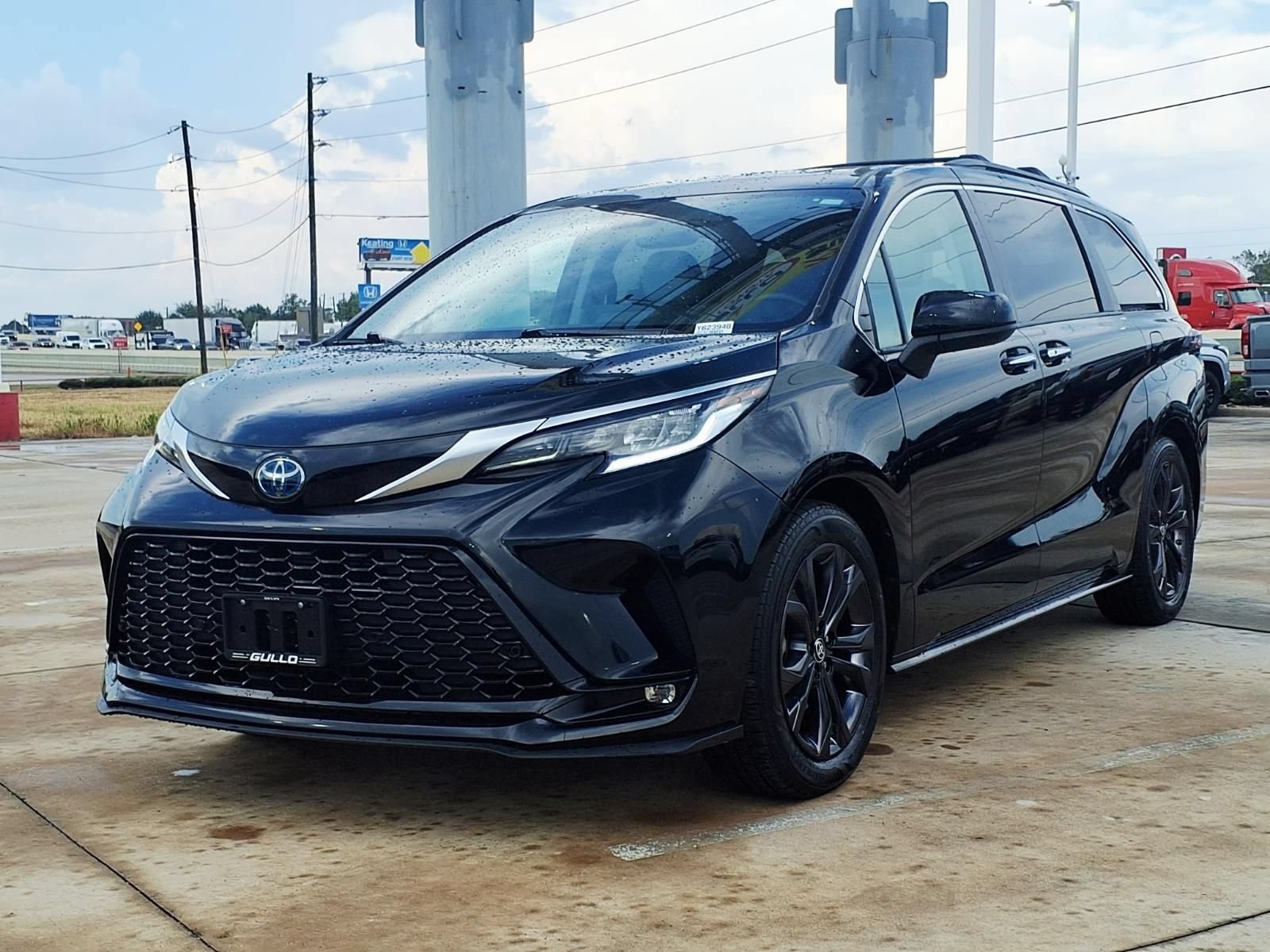 Certified 2023 Toyota Sienna XSE w/ XSE Plus Package FWD image 4