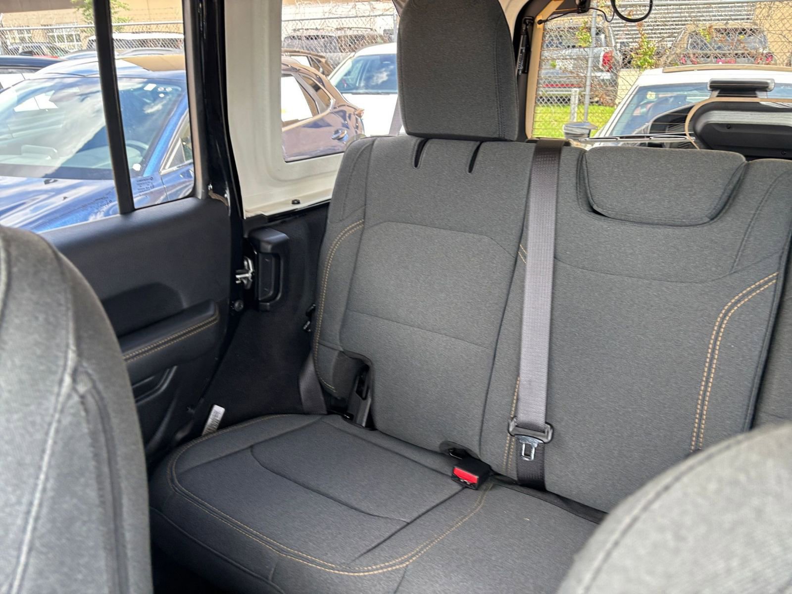 Used 2025 Jeep Wrangler Sahara image 38