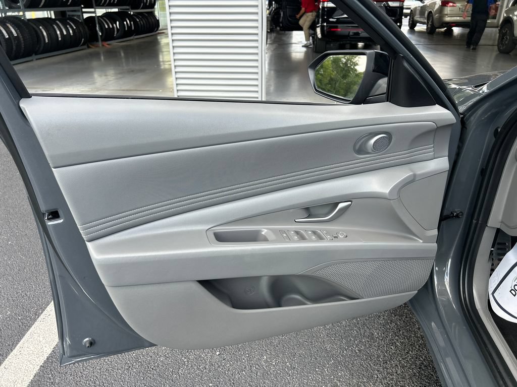 Used 2025 Hyundai Elantra Sport FWD image 11