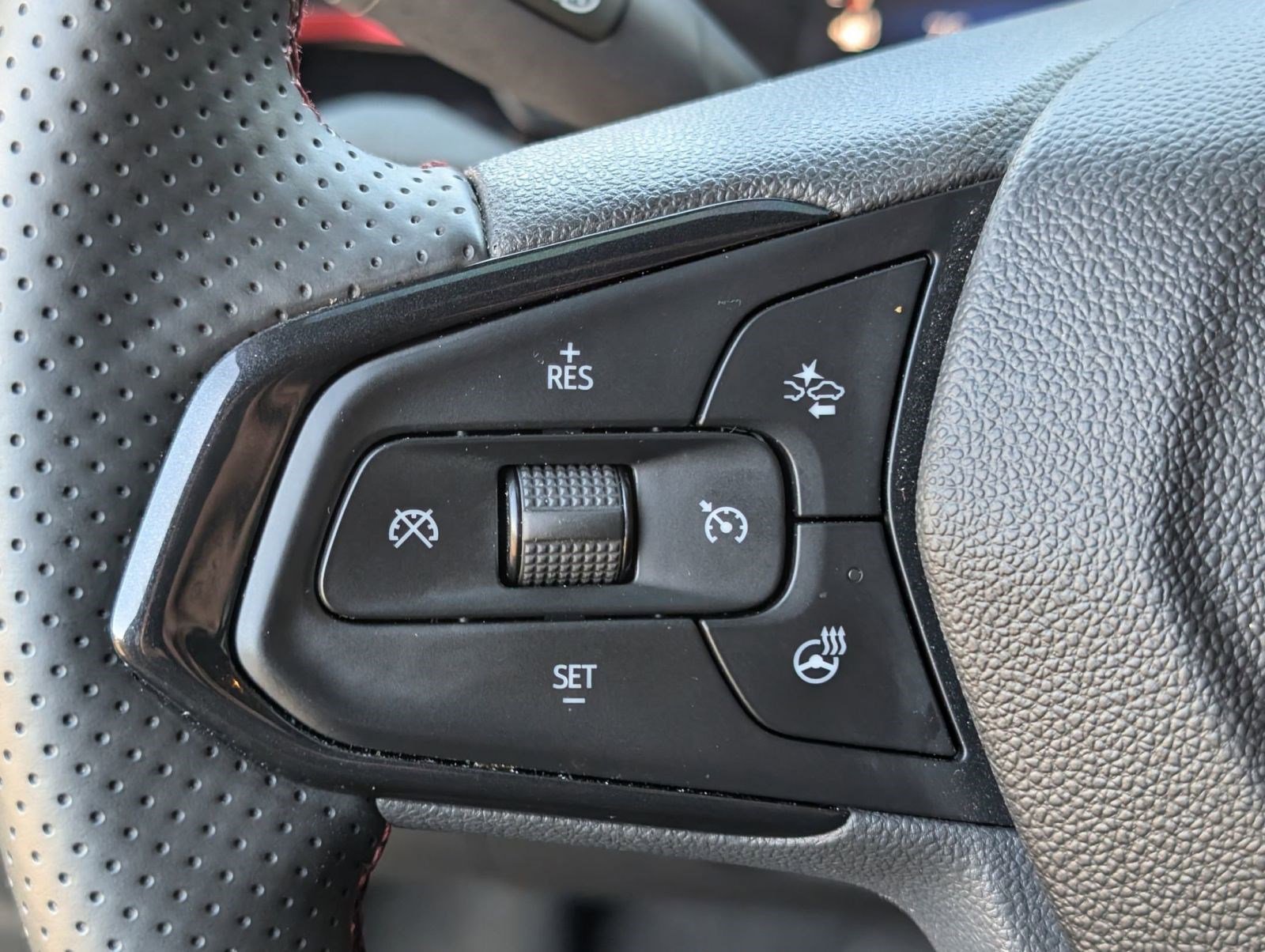 Used 2024 Chevrolet Trax RS w/ Sunroof Package image 18