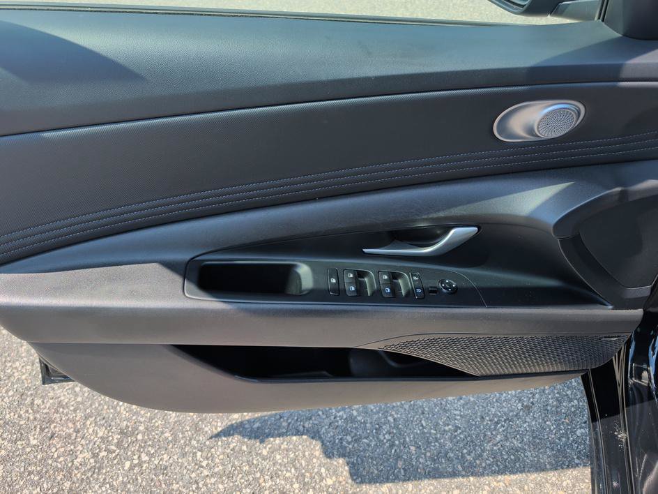 Used 2025 Hyundai Elantra Limited FWD image 16