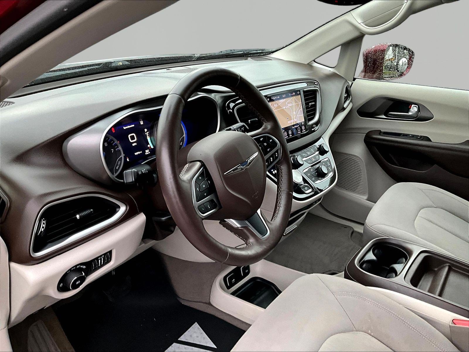 Used 2019 Chrysler Pacifica Touring Plus w/ Advanced Safetytec Group FWD image 16