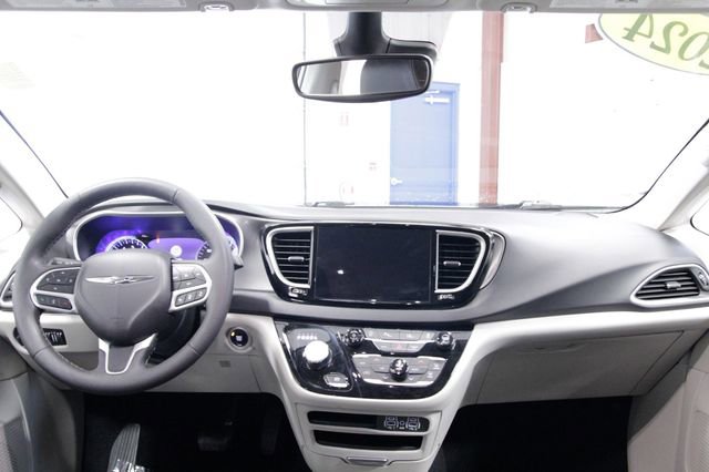Used 2024 Chrysler Pacifica Touring-L image 18