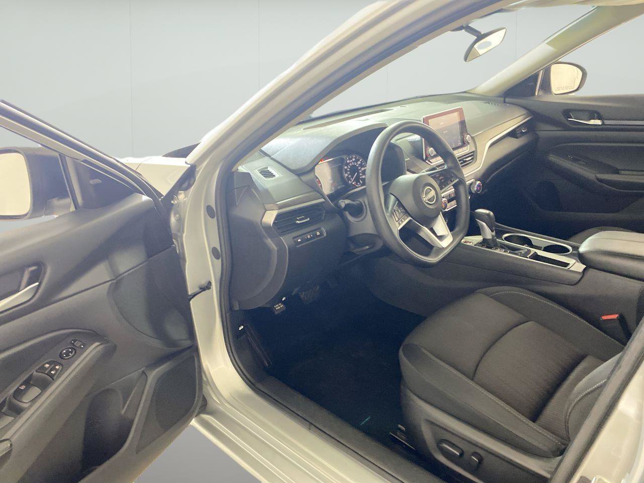 Used 2024 Nissan Altima 2.5 SV FWD image 13