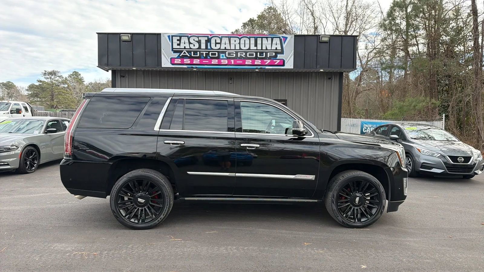 Used 2017 Cadillac Escalade Platinum image 2