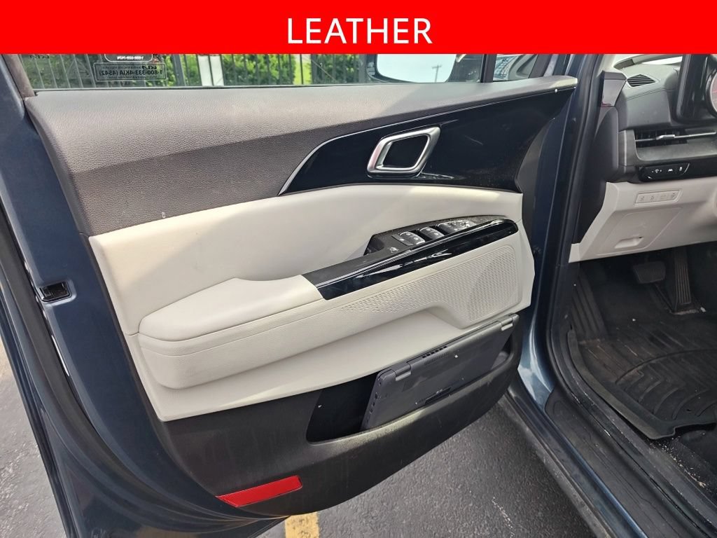 Used 2024 Kia Carnival EX FWD image 5