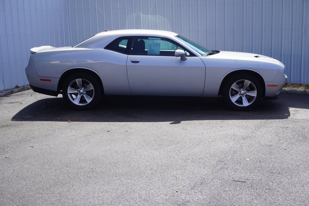 Used 2022 Dodge Challenger SXT image 2