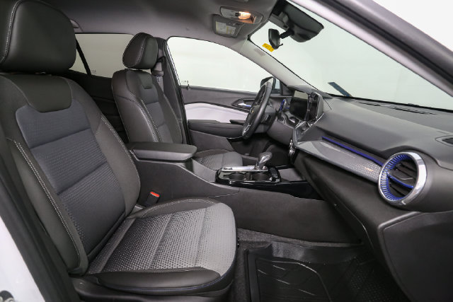 Used 2025 Chevrolet Trax LT w/ Driver Confidence Package FWD image 16