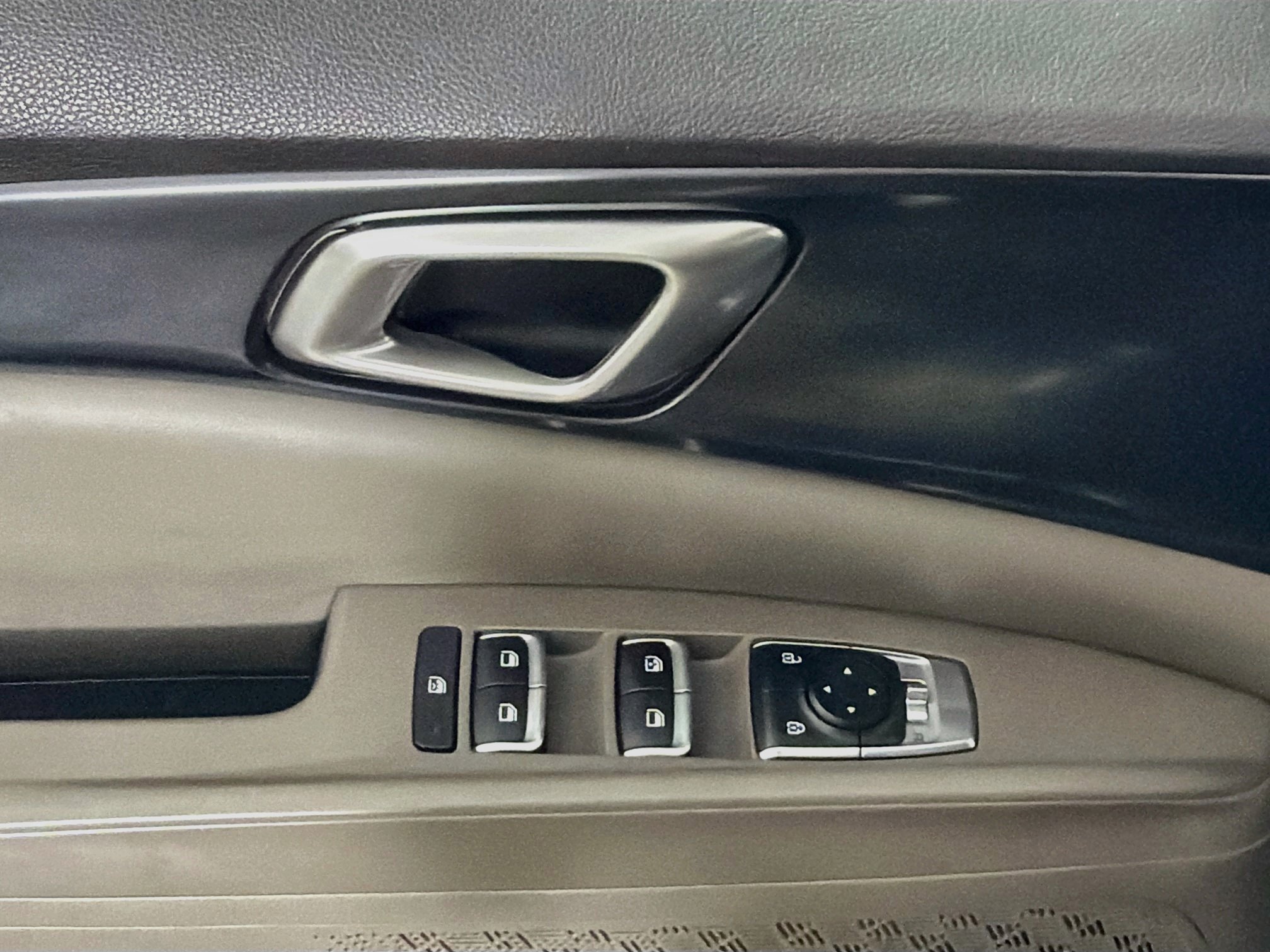 Used 2025 Kia Carnival FWD image 15