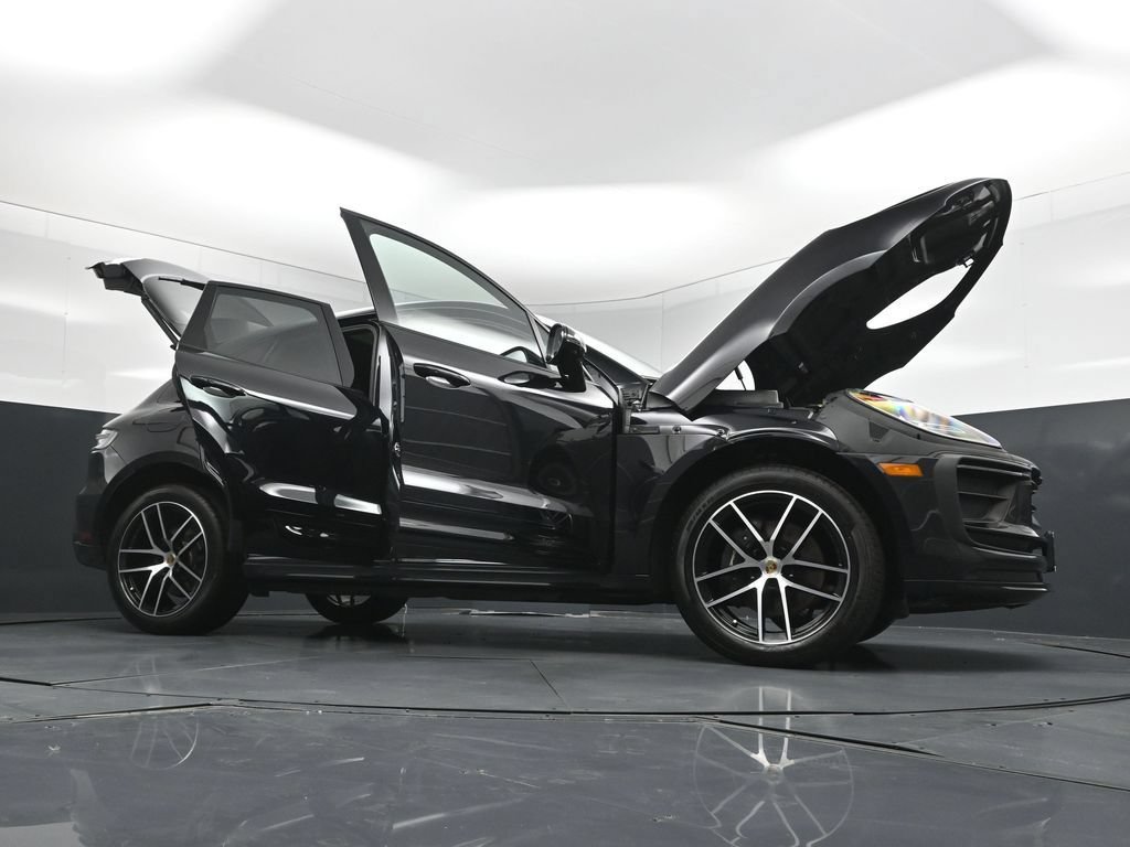Certified 2025 Porsche Macan AWD/4WD image 36