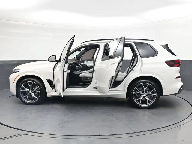 Used 2025 BMW X5 xDrive40i w/ M Sport Package AWD/4WD image 37