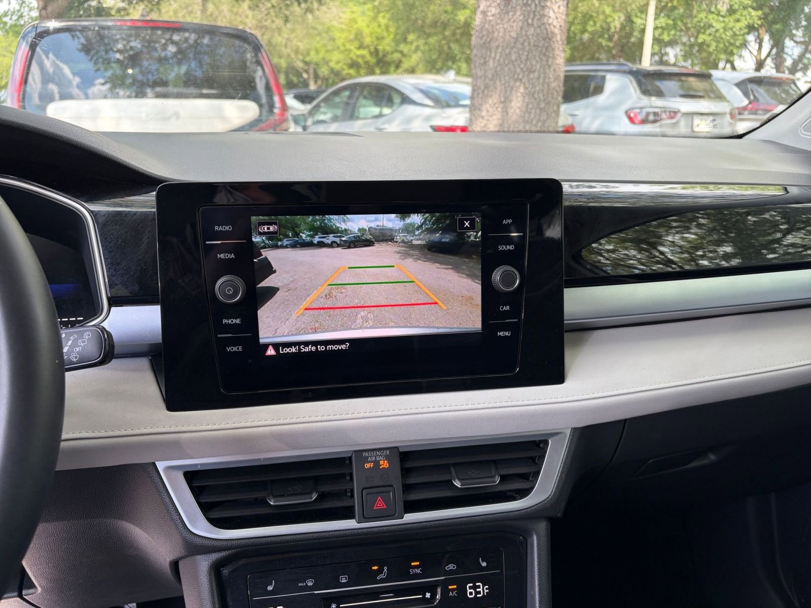 Used 2025 Volkswagen Taos SE image 17