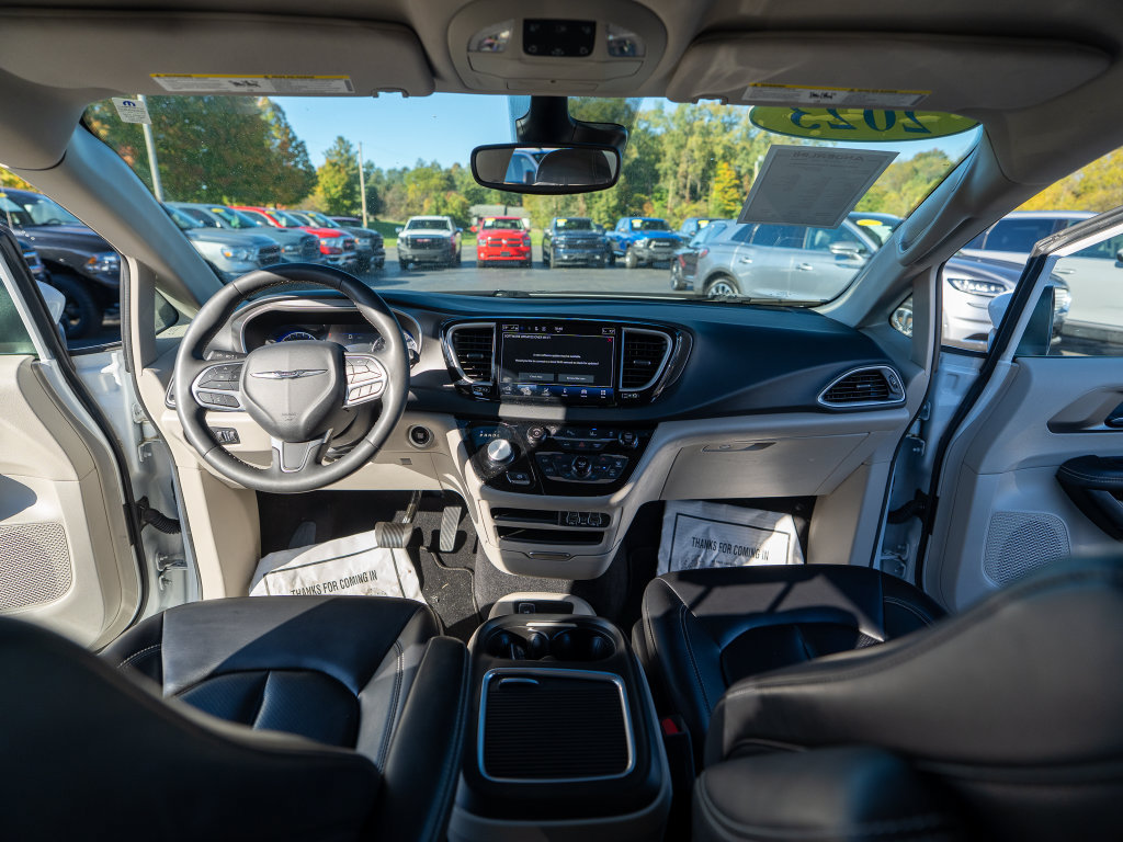 Used 2023 Chrysler Pacifica Touring-L FWD image 19