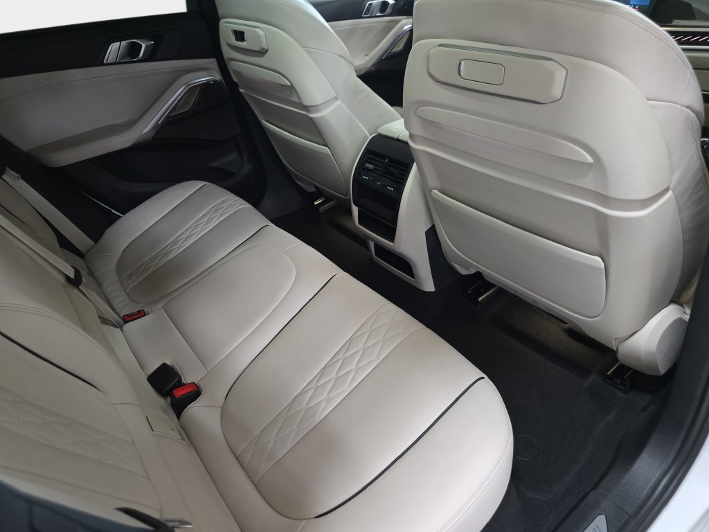Certified 2024 BMW X6 M60i w/ Dynamic Handling Package AWD/4WD image 16