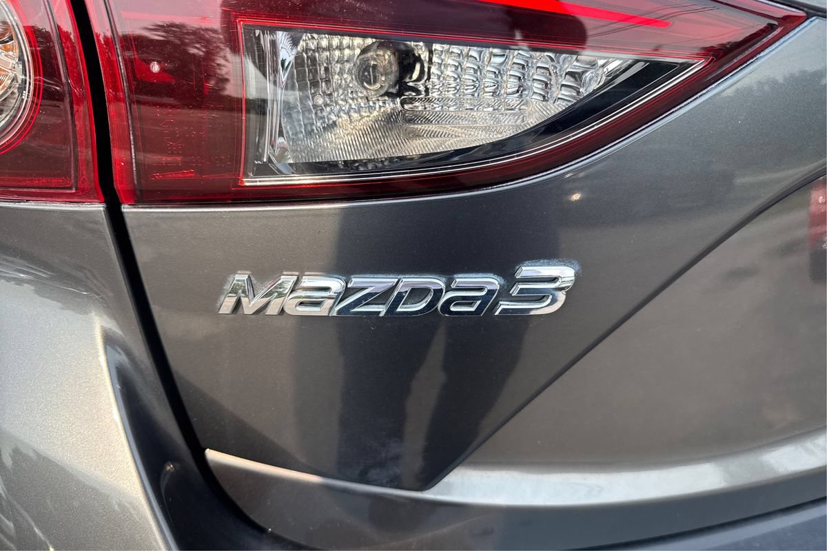 Used 2018 MAZDA MAZDA3 Sport FWD image 21